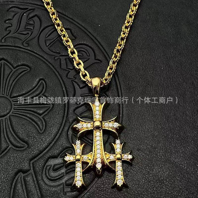 マルチクロスホワイトダイヤモンドレターチェーン（ゴールド）