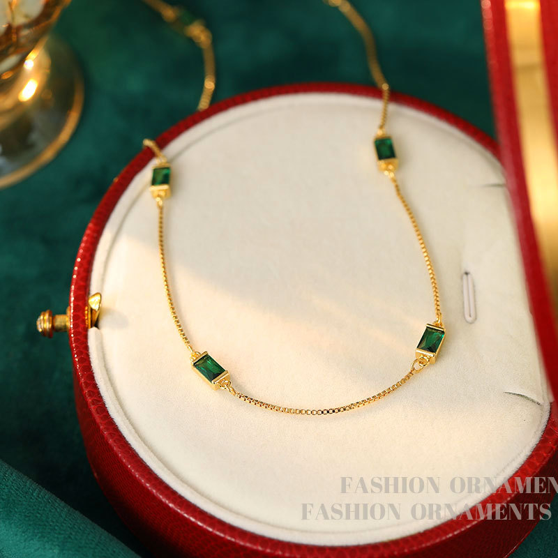 緑のネックレス