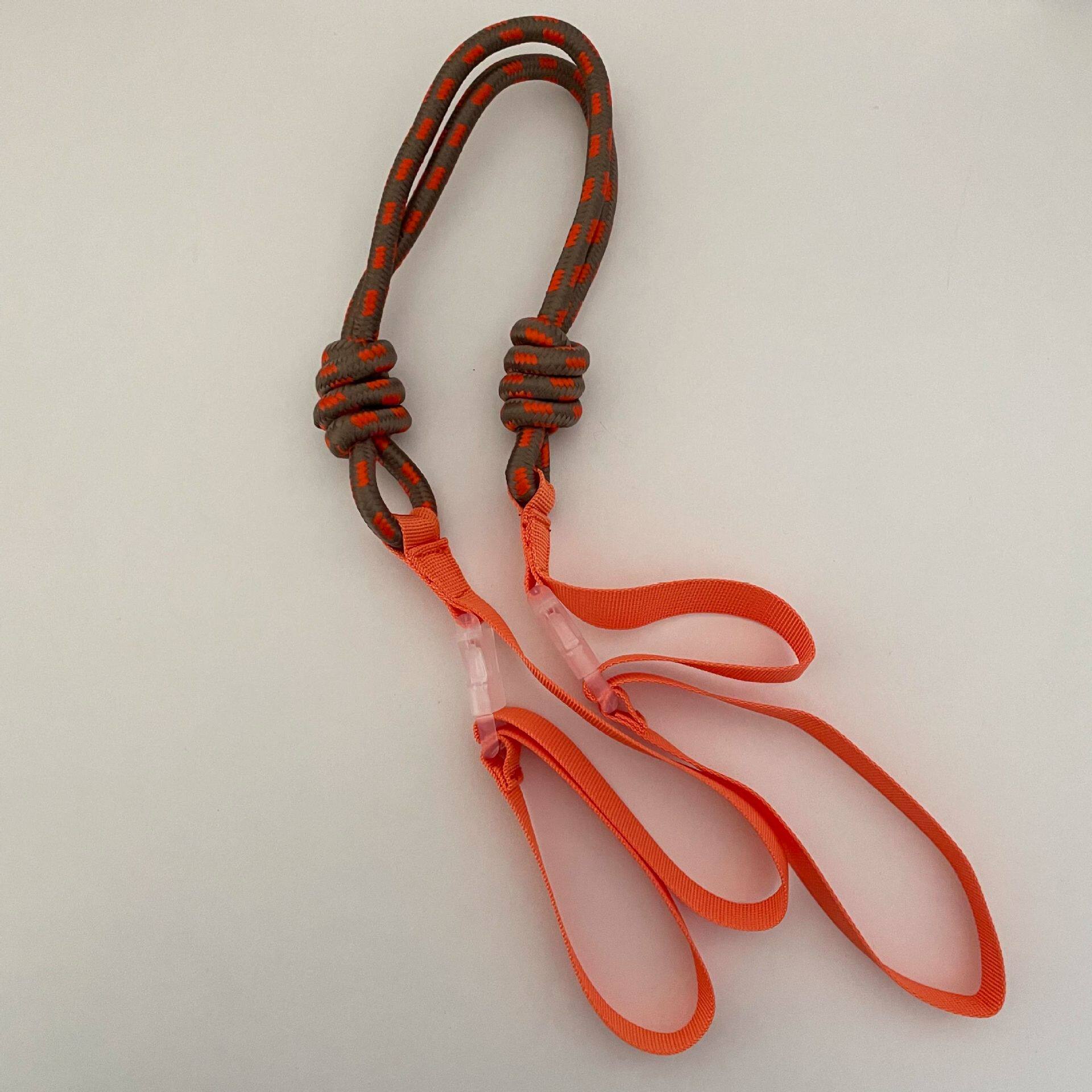 オレンジ色の肩ひも