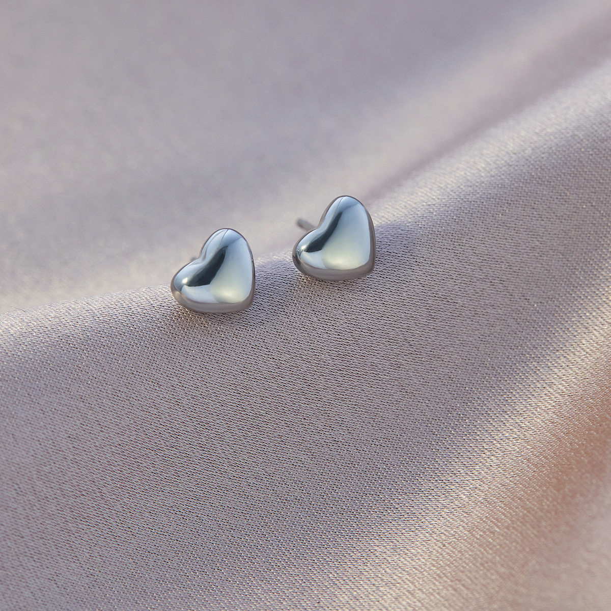 スチールカラーのラブイヤリング