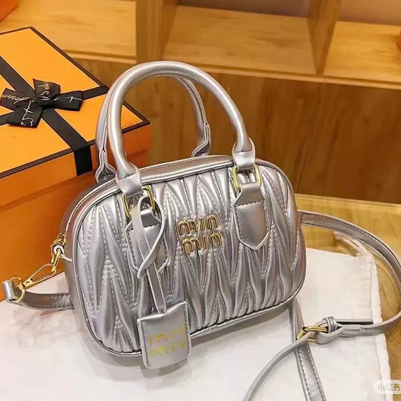 シルバーのギフトボックス包装