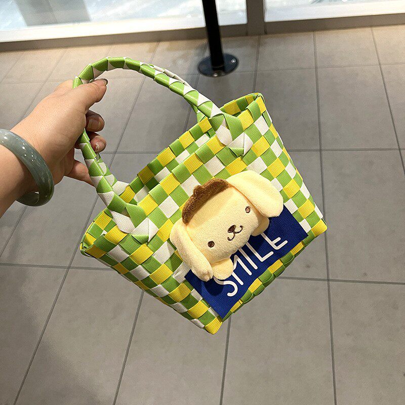 黄緑白チェックの大きなロゴ＋小さな黄色い犬