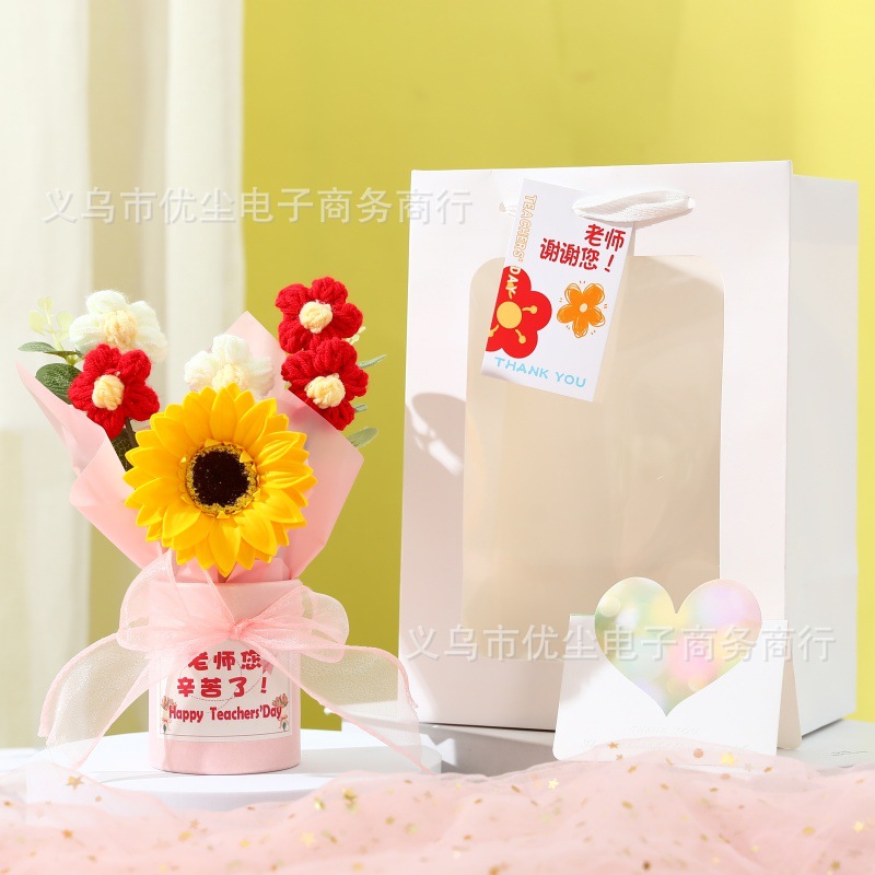 ヒマワリは桶の花を抱いています。