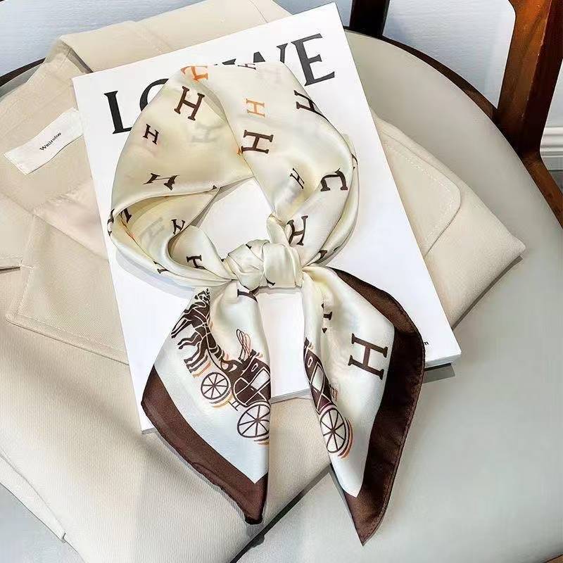 コーヒーの縁にある文字 H