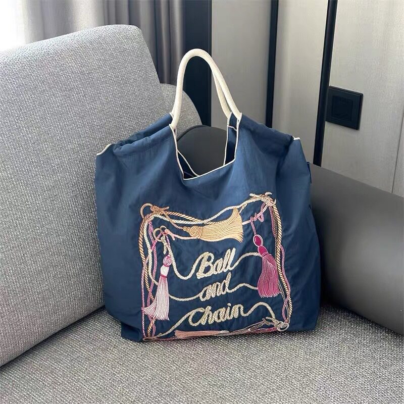 ブルーのタッセルフレーム