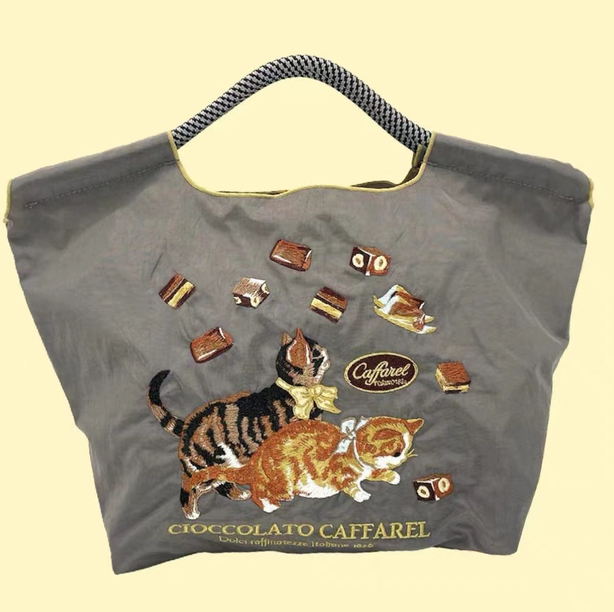 ダークグレーのチョコレート猫