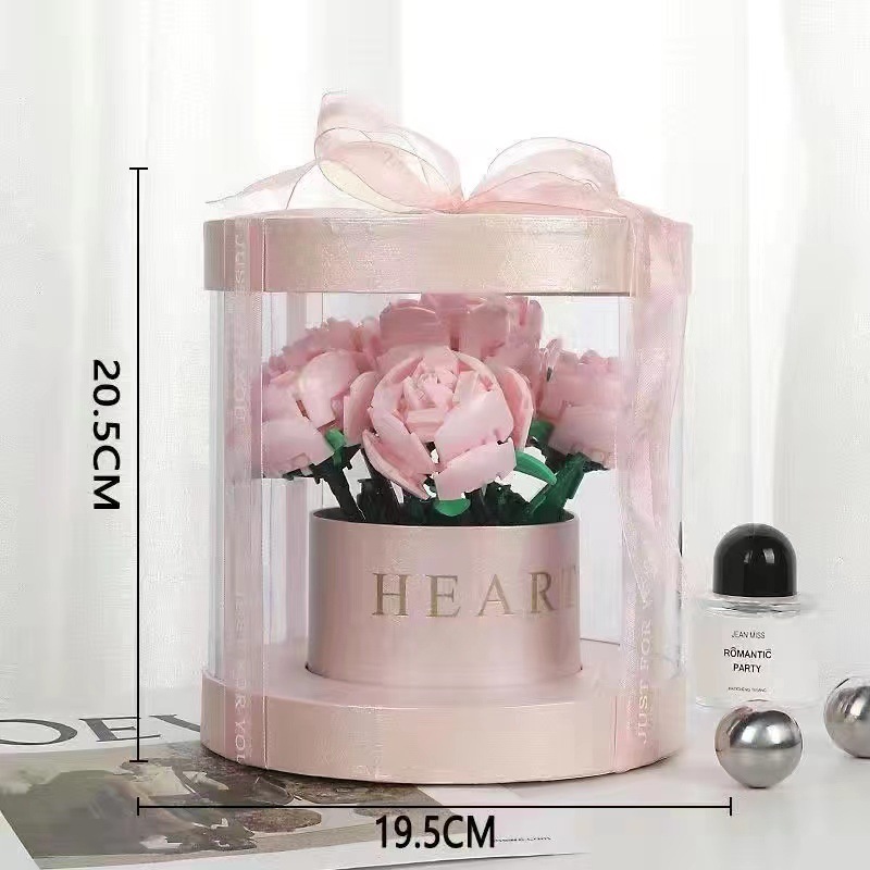 ピンクのバラ6本+小さなピンクのバケツ+フラワーマッド+ライトストリング+リボン