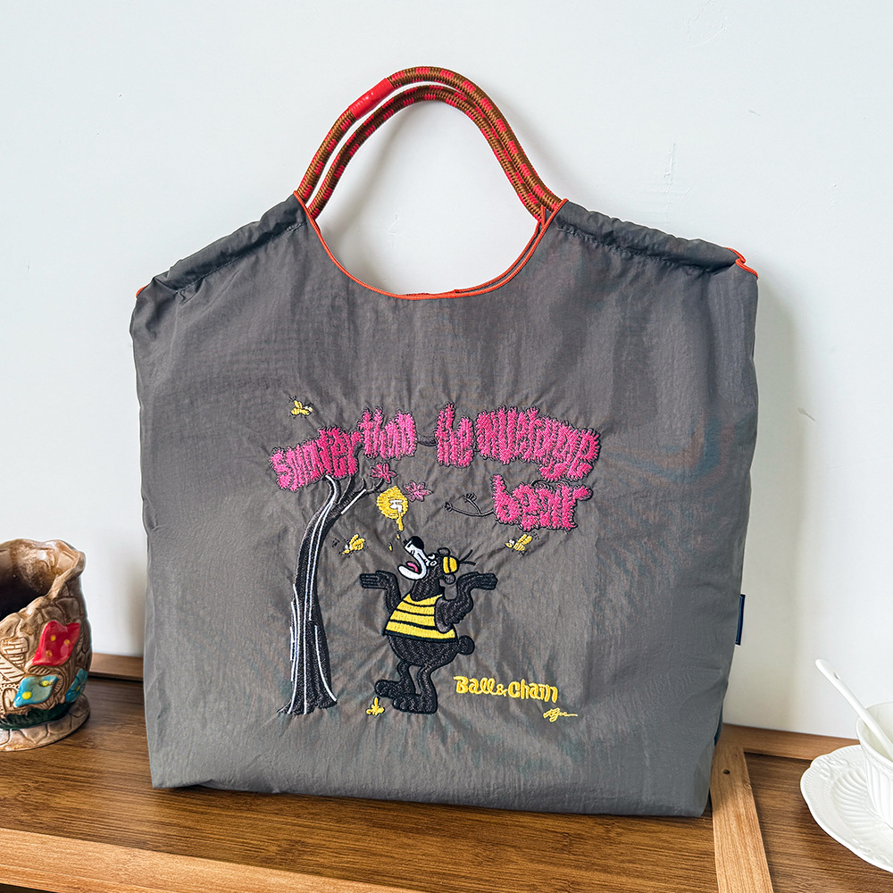 ダークグレーの蜂