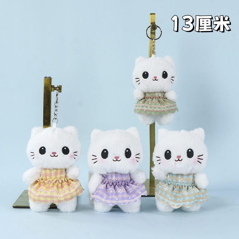 チェック柄のスカートを着た子猫