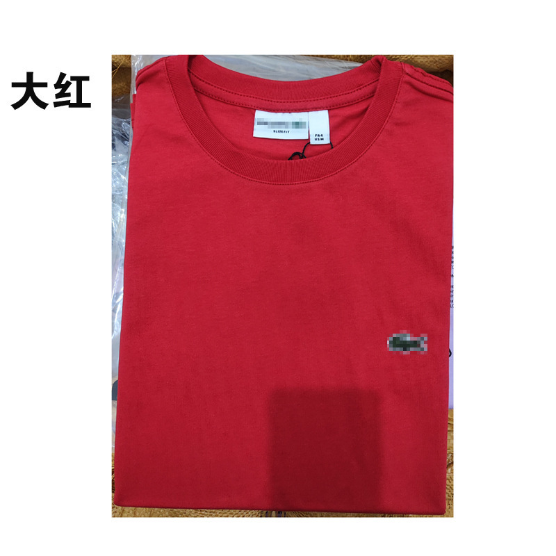 赤い口の大きな赤い T シャツ