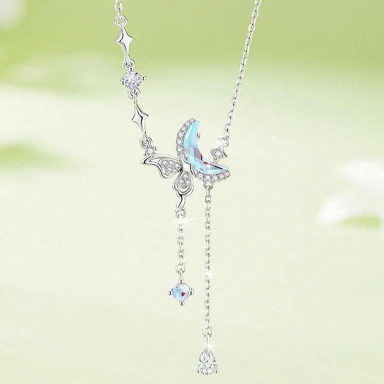 蝶と月のネックレス