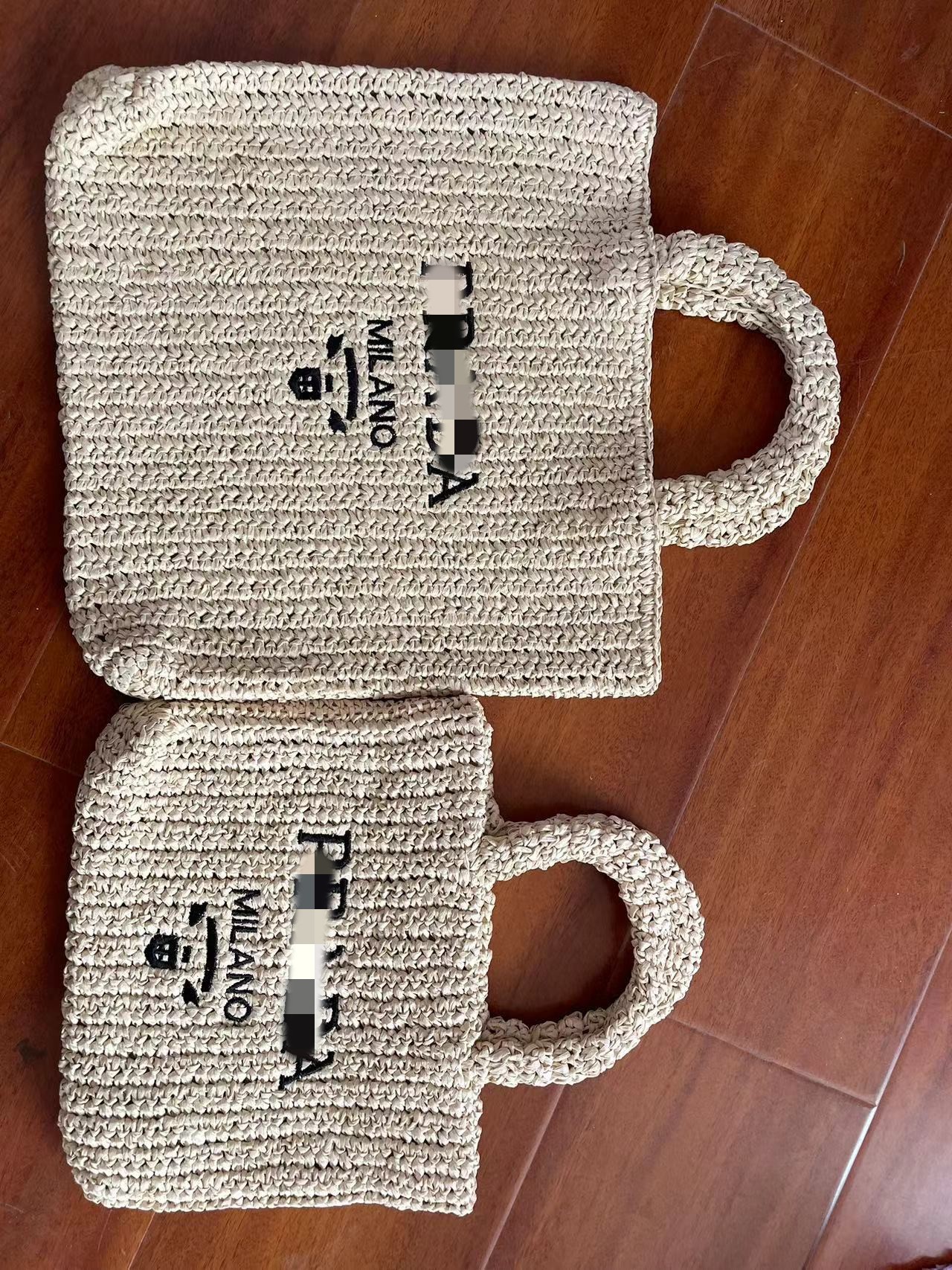 ベージュ