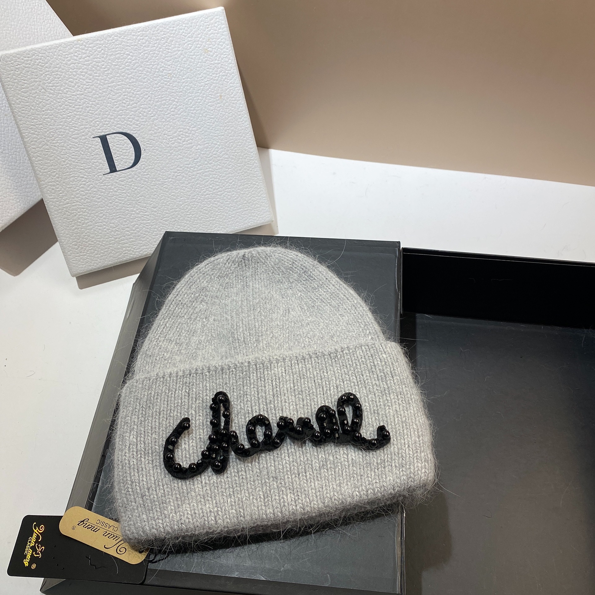 薄い灰色 + 黒いアルファベット