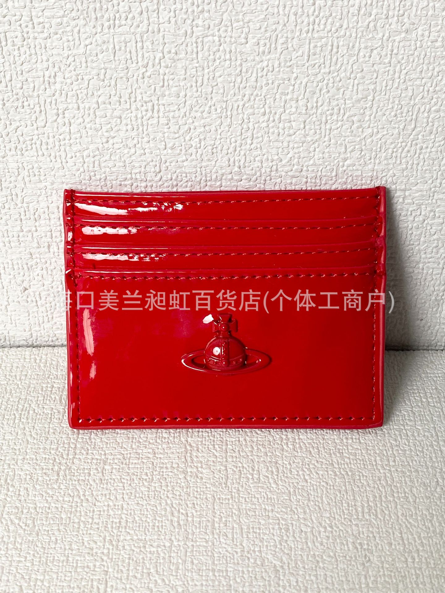 赤いエナメル加工の土星カードケース