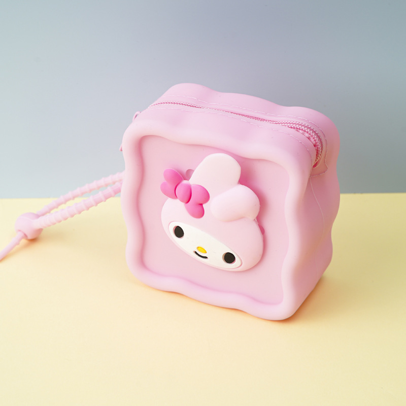 ピンクのスクエアバッグ