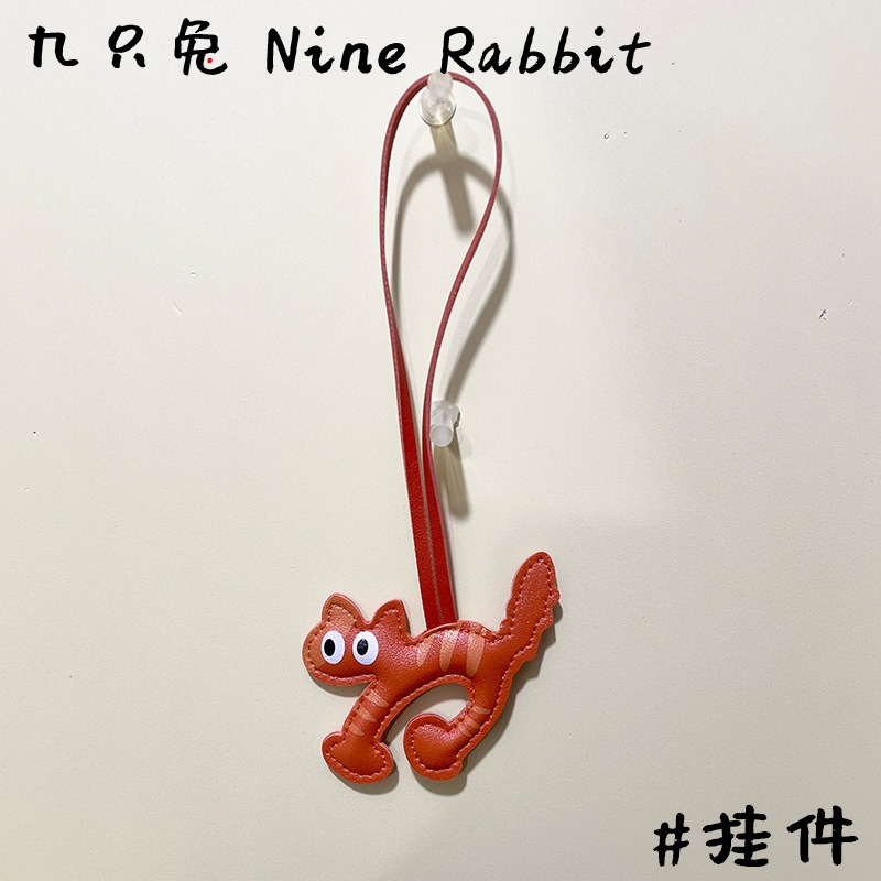 【オレンジ色】大きな目のアーチ型の猫