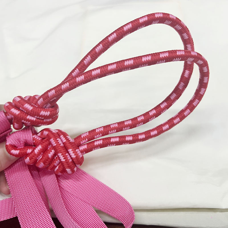 赤いショルダーストラップ