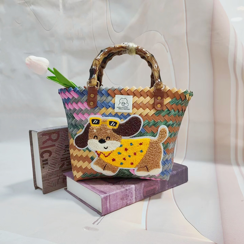 かわいいメガネ犬が付いたグレー色の竹ハンドルバスケット