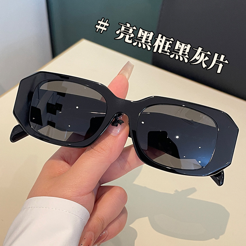 光沢のある黒