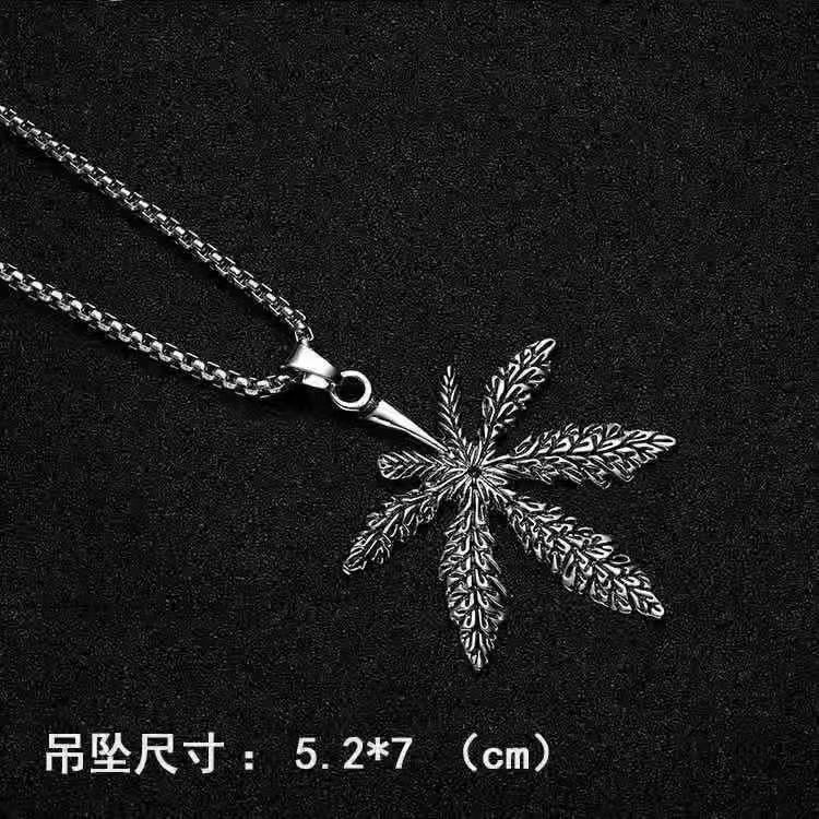 カエデのネックレス