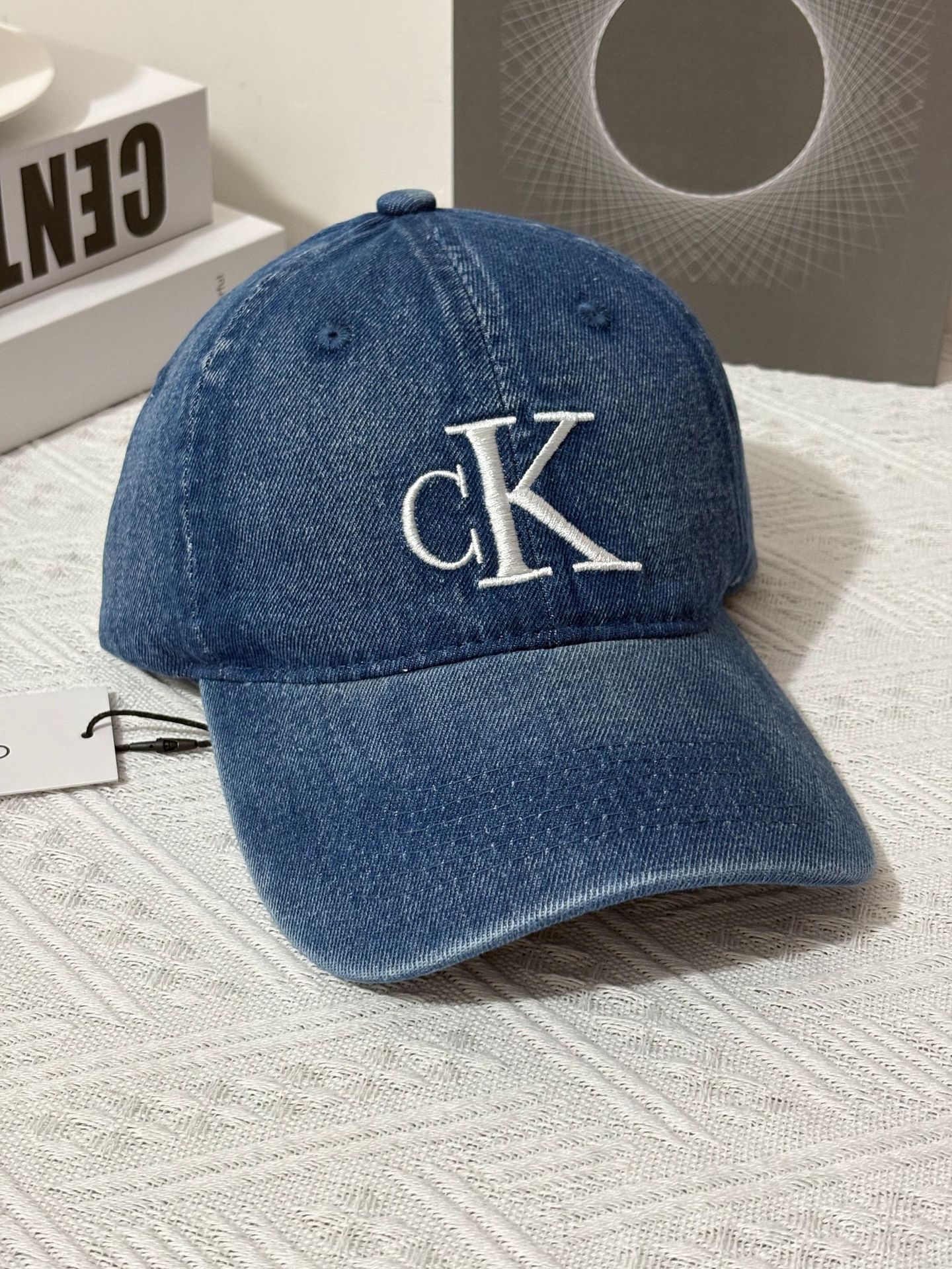 濃い青白の文字