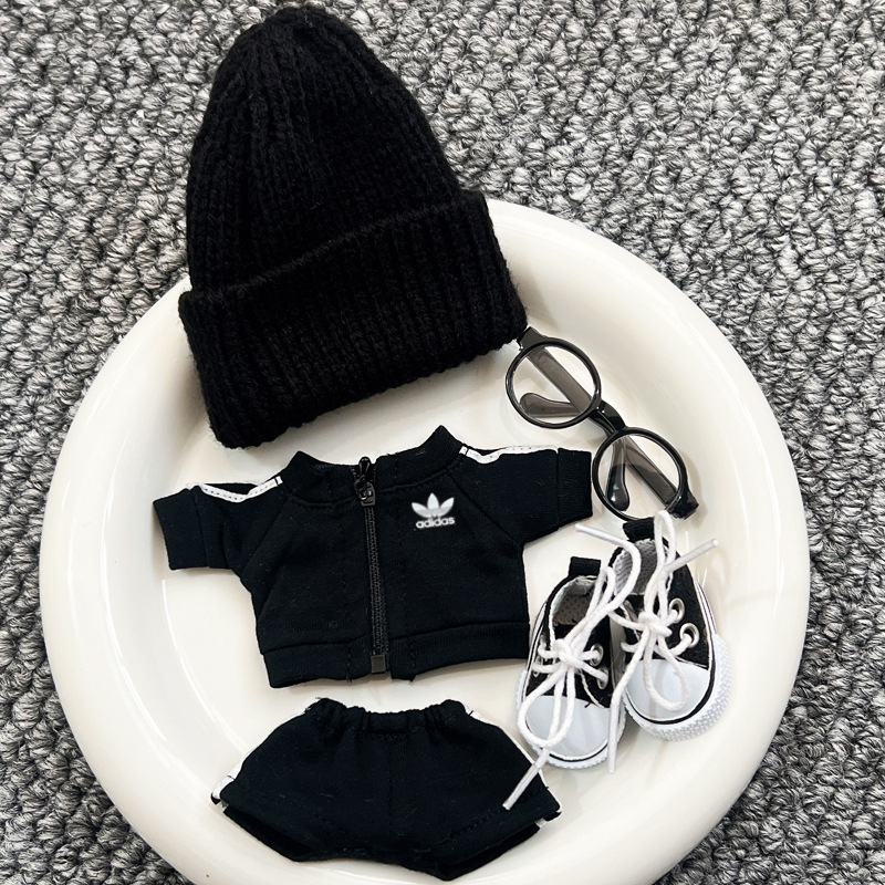 黒の帽子 + アディダススーツ + 黒フレームメガネ + 黒の靴