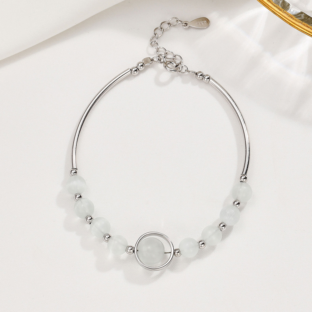 白い猫の目のブレスレット