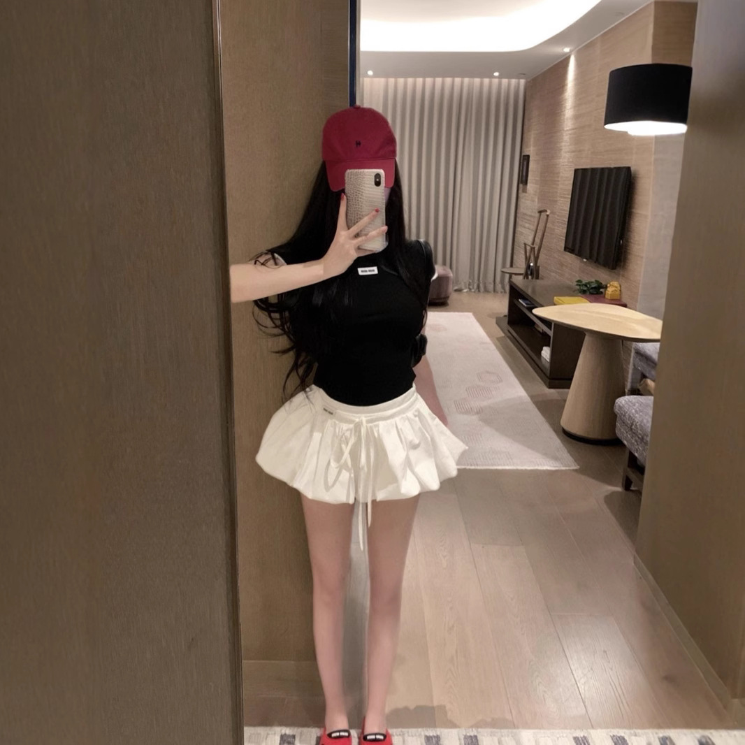 黒のトップ