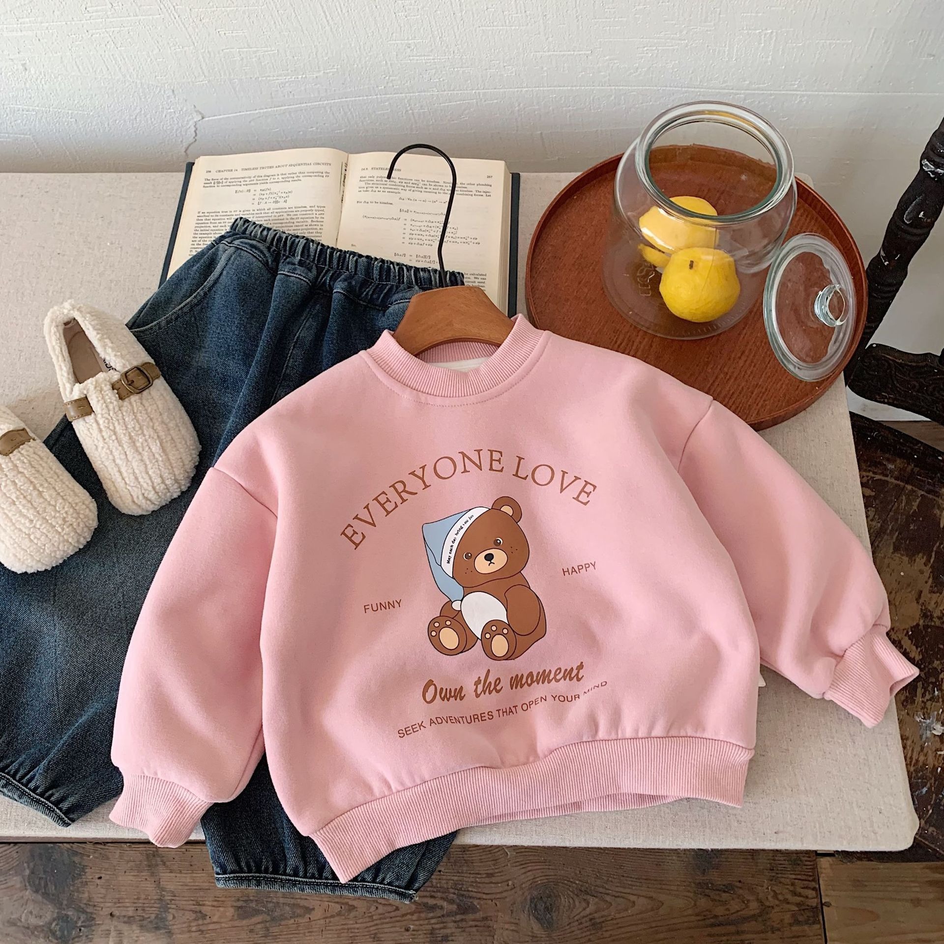 ピンクの小さなそばかすクマ