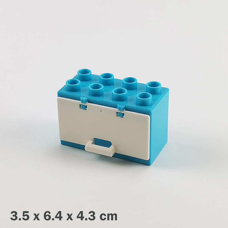 低い8穴の窓は水色です。