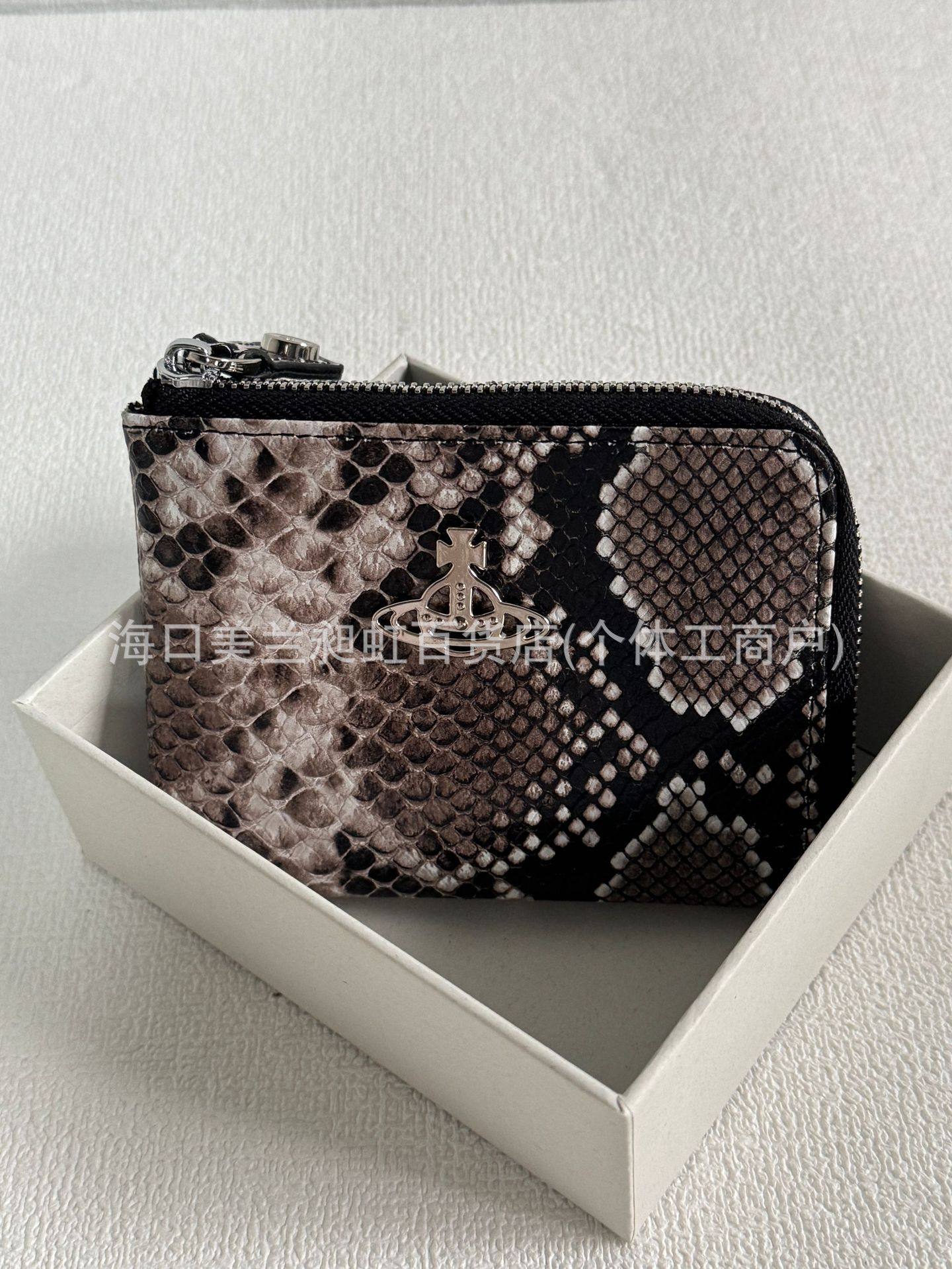 ブラウンのパイソン柄財布