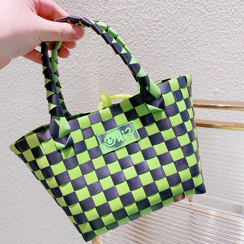 21.a 04中号のアルファベットの笑顔緑と黒の色合わせの編み物の中にボタンがあります。