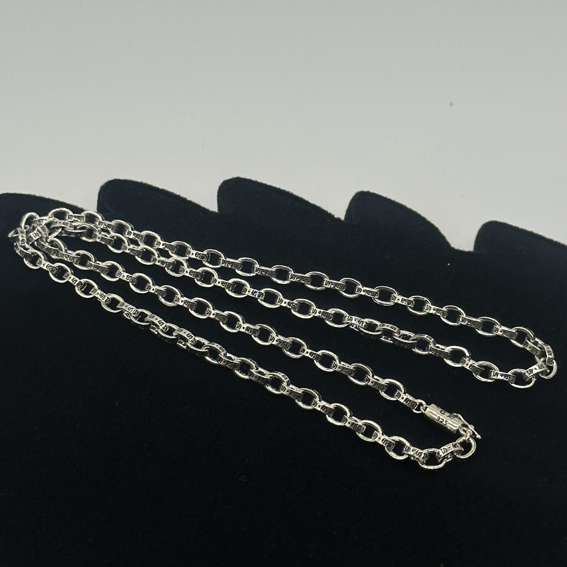 裸のチェーンボディ