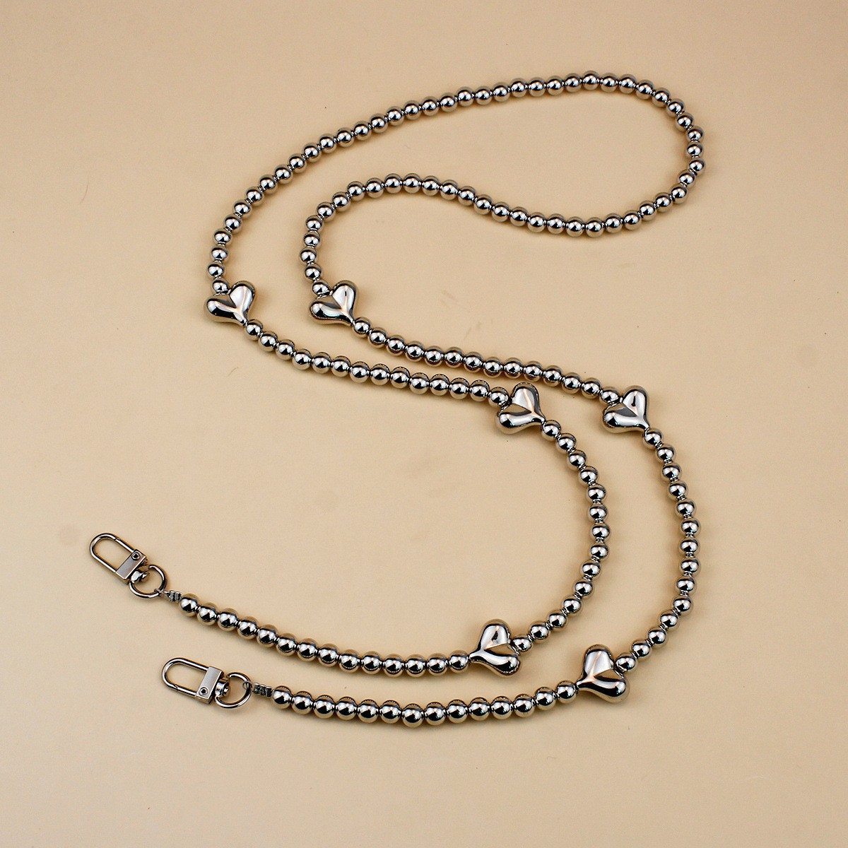 二弁の銀色の桃のハート