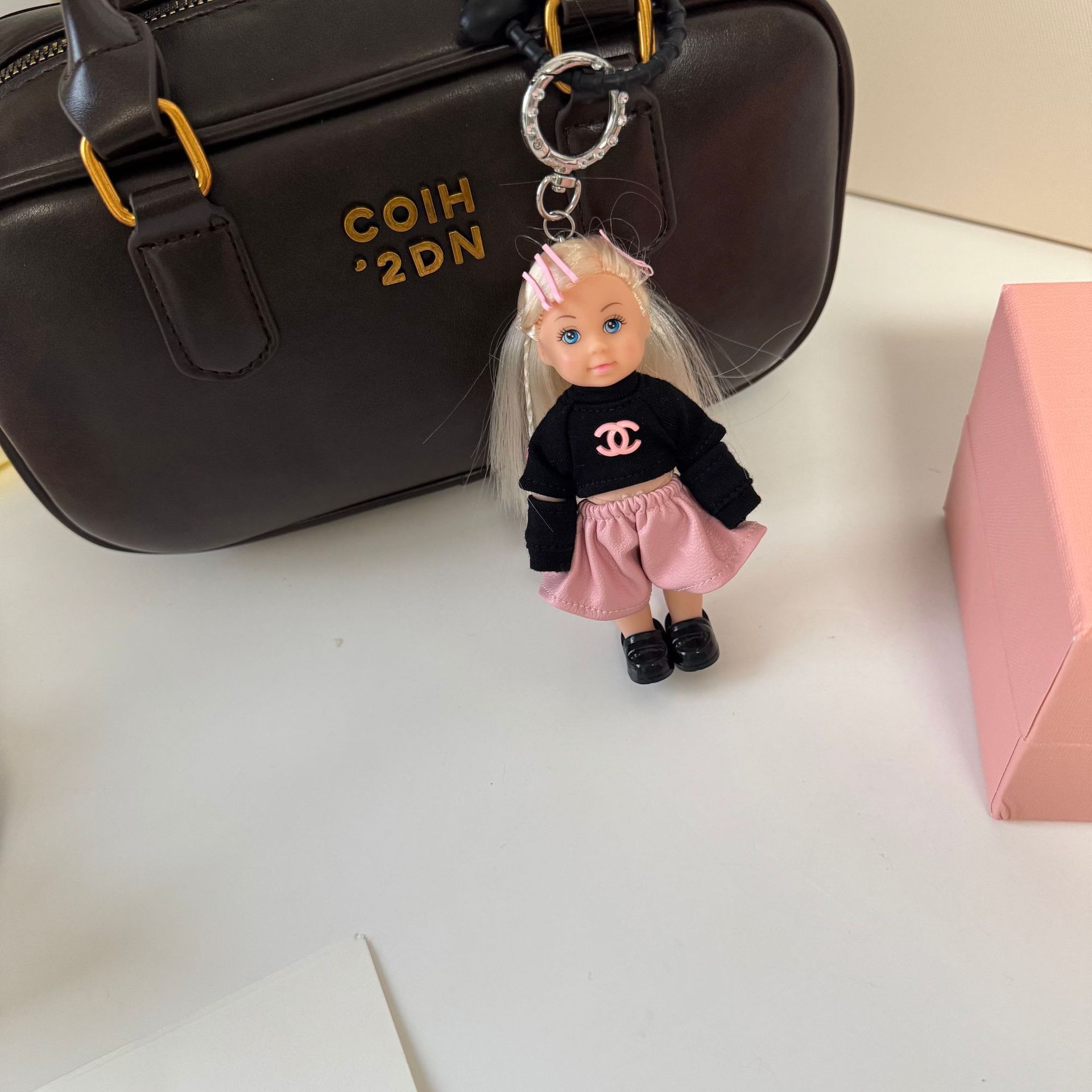 トレンディな破れたスウェットシャツとピンクのパンツの赤ちゃん