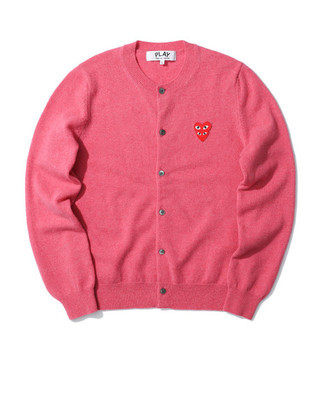 ピンクの丸い襟の女性のタイプ