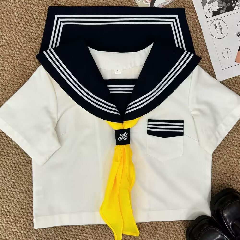 改良された白いスリーピース半袖 + 黄色の三角スカーフ + リングバックル