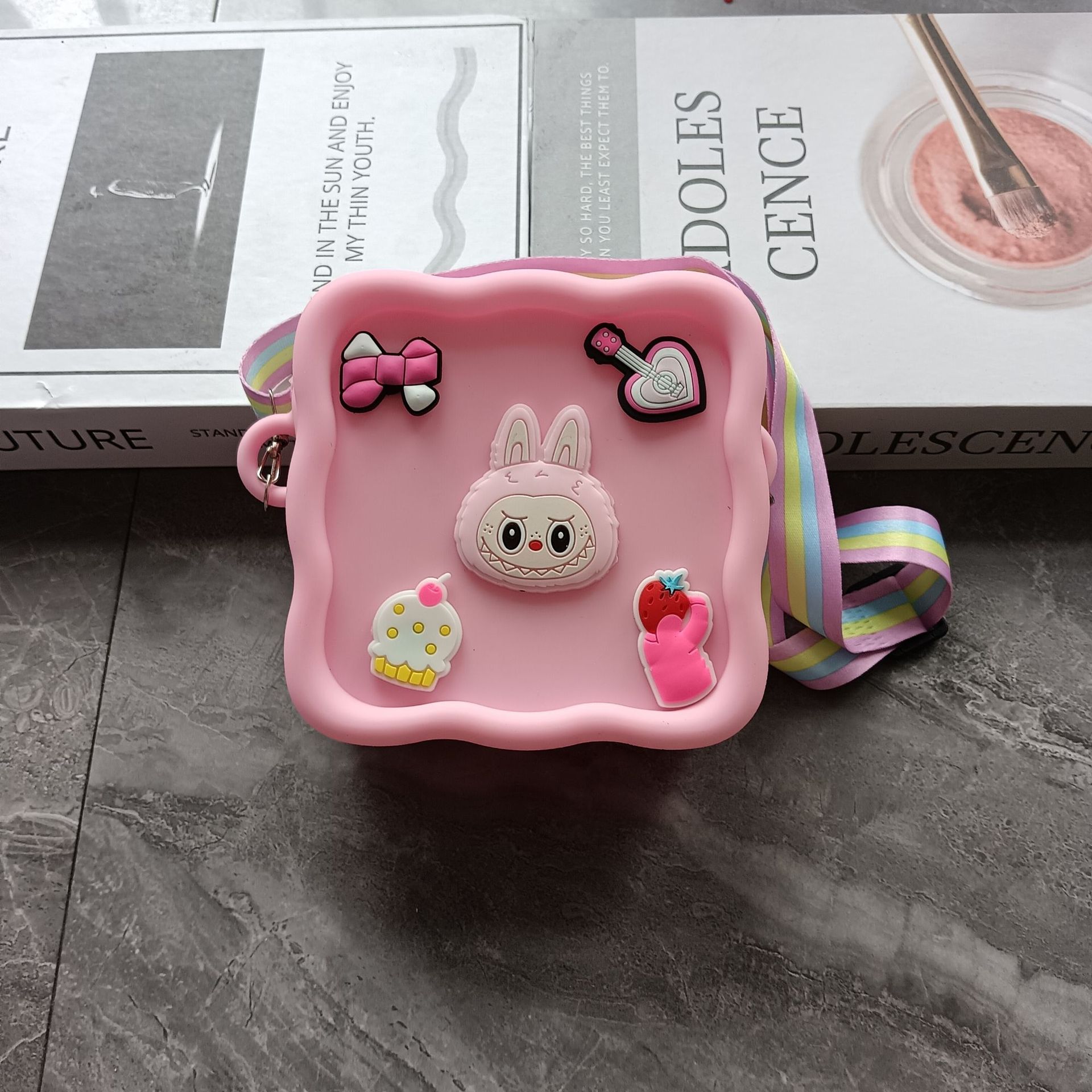 ピンクのスクエアホールバッグ
