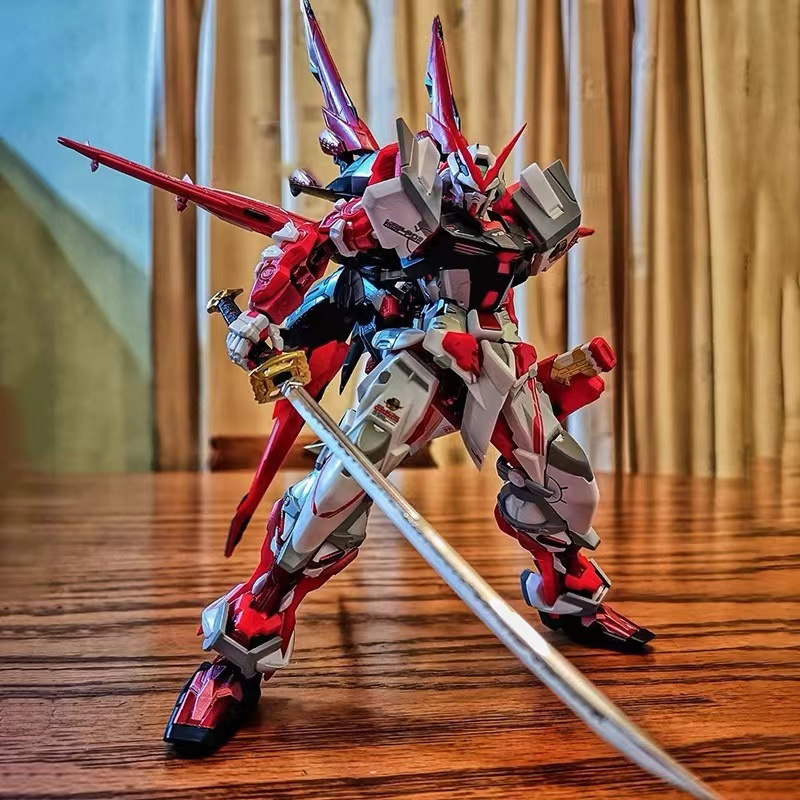 レッド異端者 + 武道の剣とビームブレード + フライングパックライトスピードガン + シールド - 単一組み立てランダムモデル - 無料ステッカー