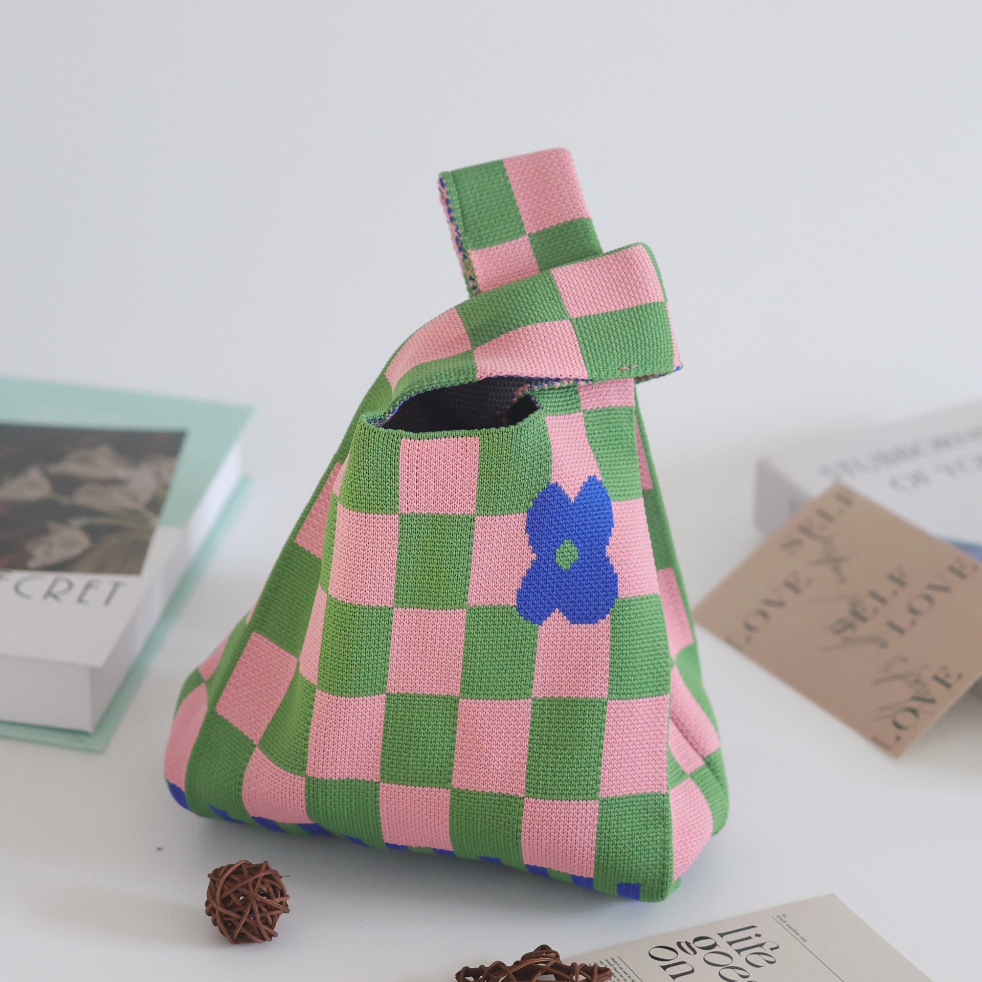 ピンクと緑の市松模様の花