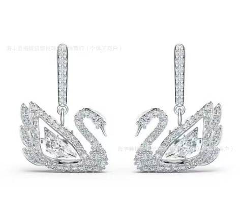 スマートホワイトスワンイヤリング