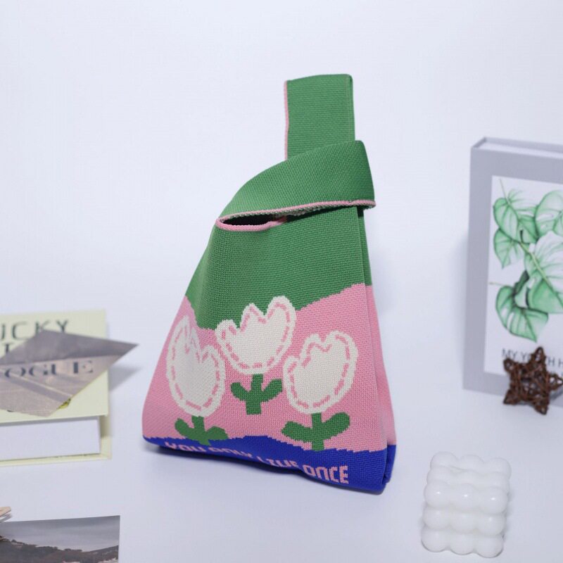 小さな花のカラーブロック文字