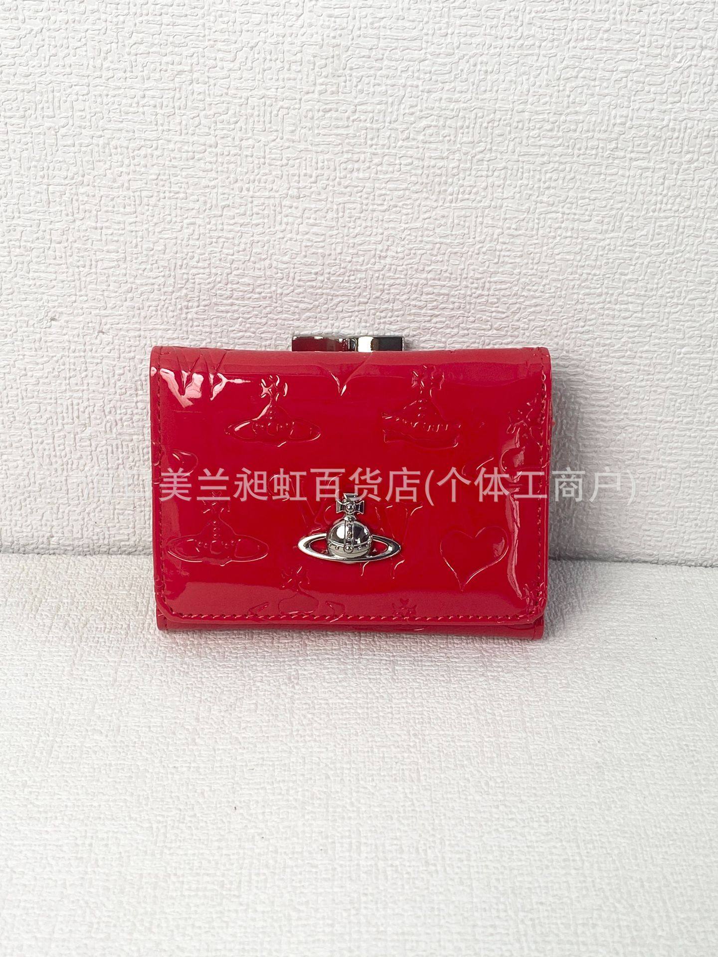 鮮やかな赤色のシルバーロゴ入りエナメル型押しウォレット