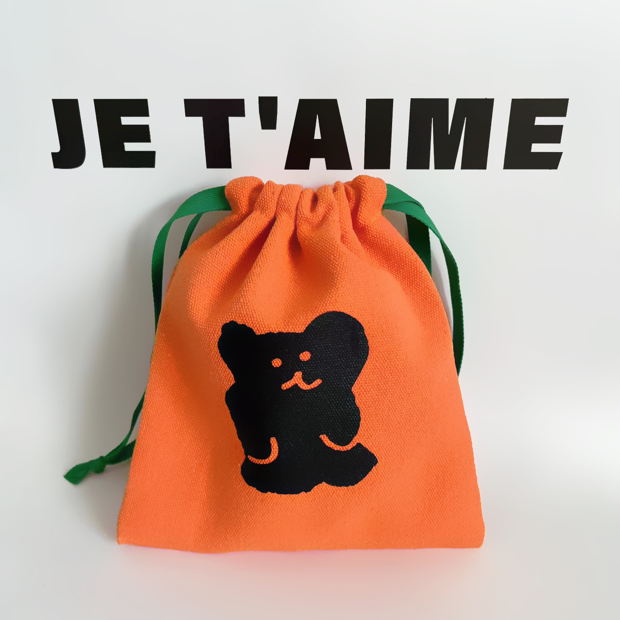 オレンジ色の黒熊