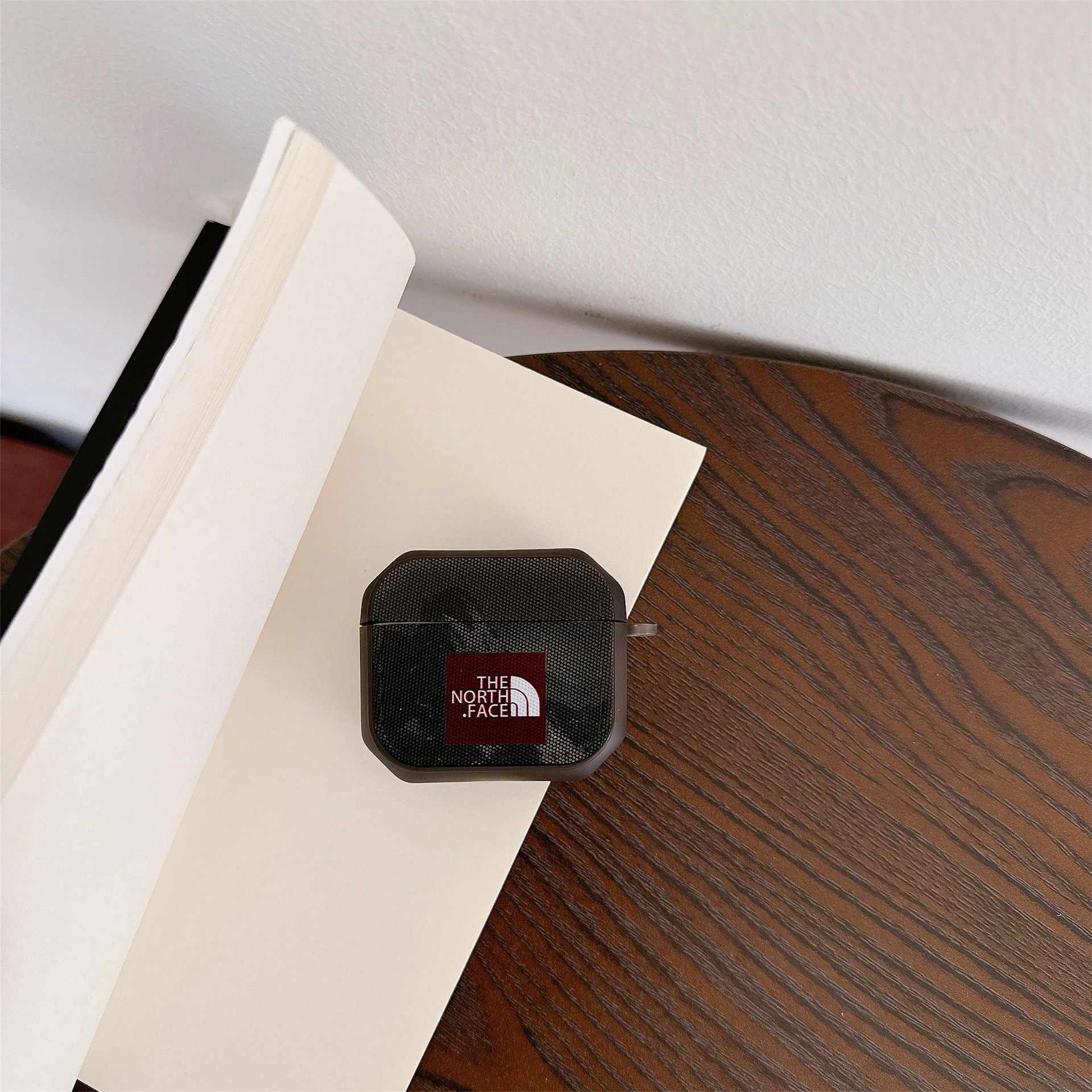 図 23 に示すように (スプリング バックル付き)