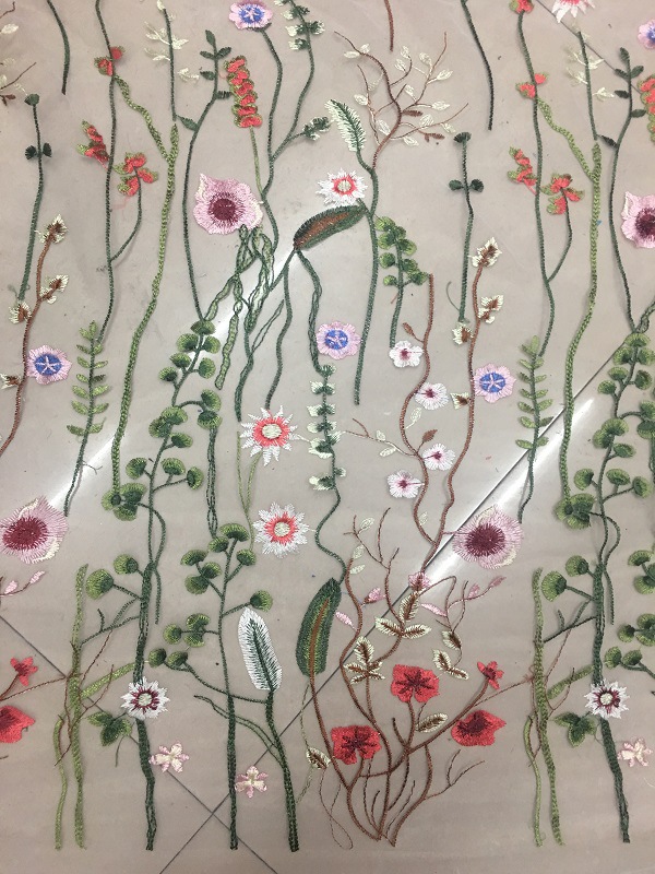 白地に高品質のカラフルな刺繍 (16 元/Y)*0.91m 長さ*1.3m 幅