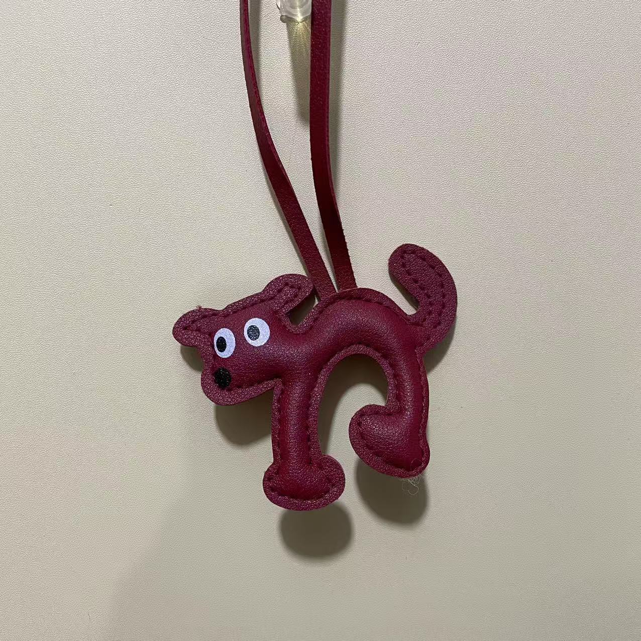 [バーガンディ] 大きな目のアーチ型の犬