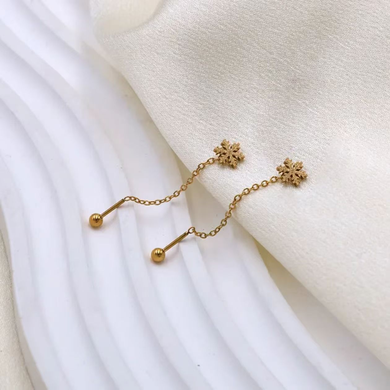 ゴールドの長いつや消しスノーフレークイヤーワイヤー