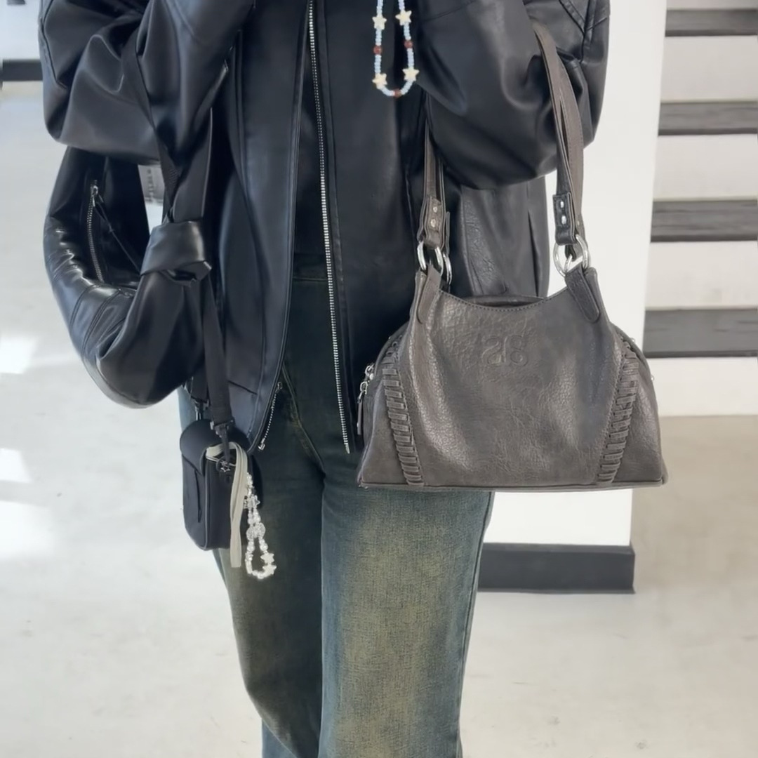 グレー