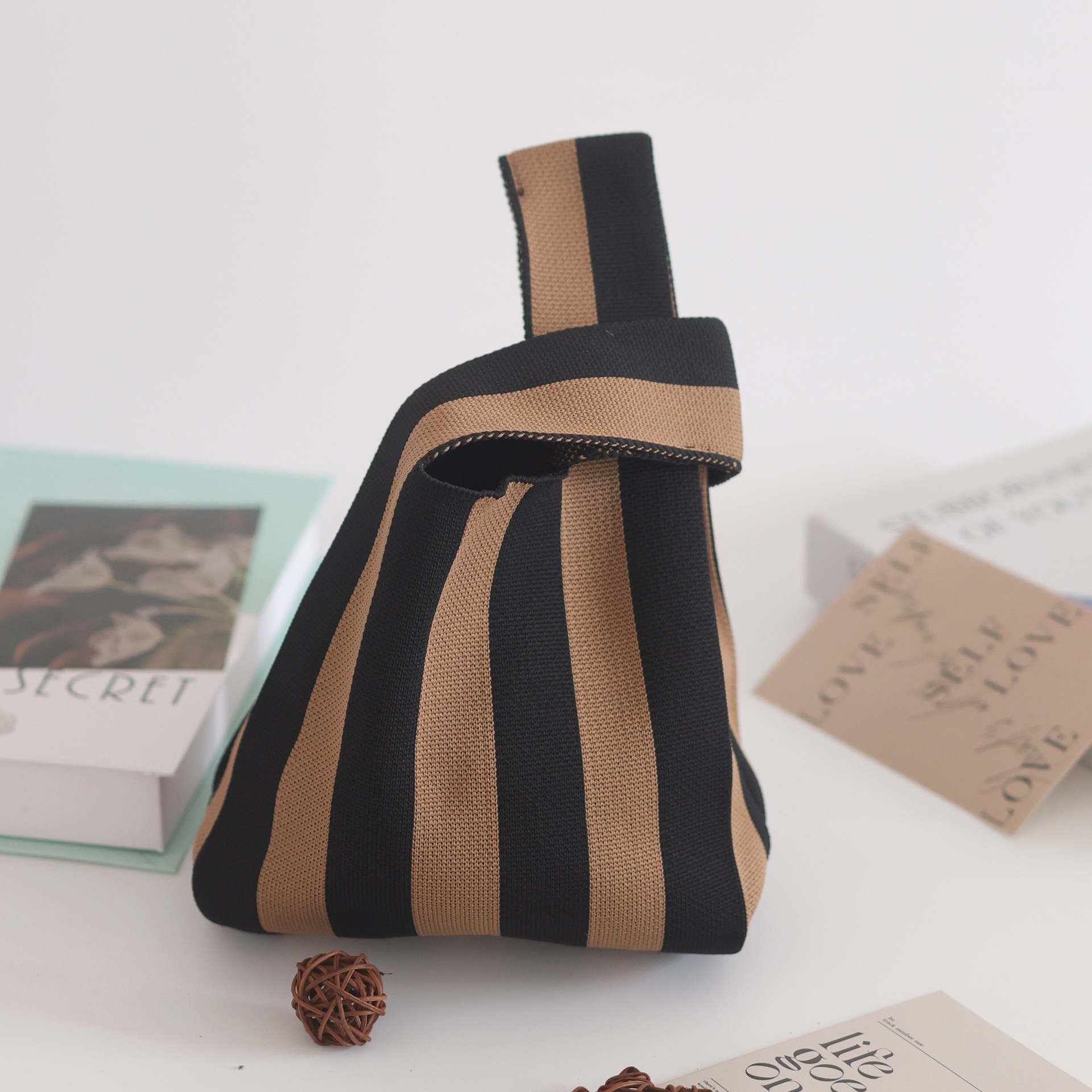 ブラックカードカラーの縦縞